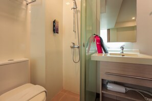 Chambre avec lits jumeaux | Salle de bain | Douche, articles de toilette gratuits, chaussons, serviettes fournies