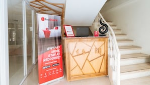 Una escalera con barandilla y rodapié de madera.