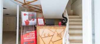 RedDoorz @ University Belt Manila