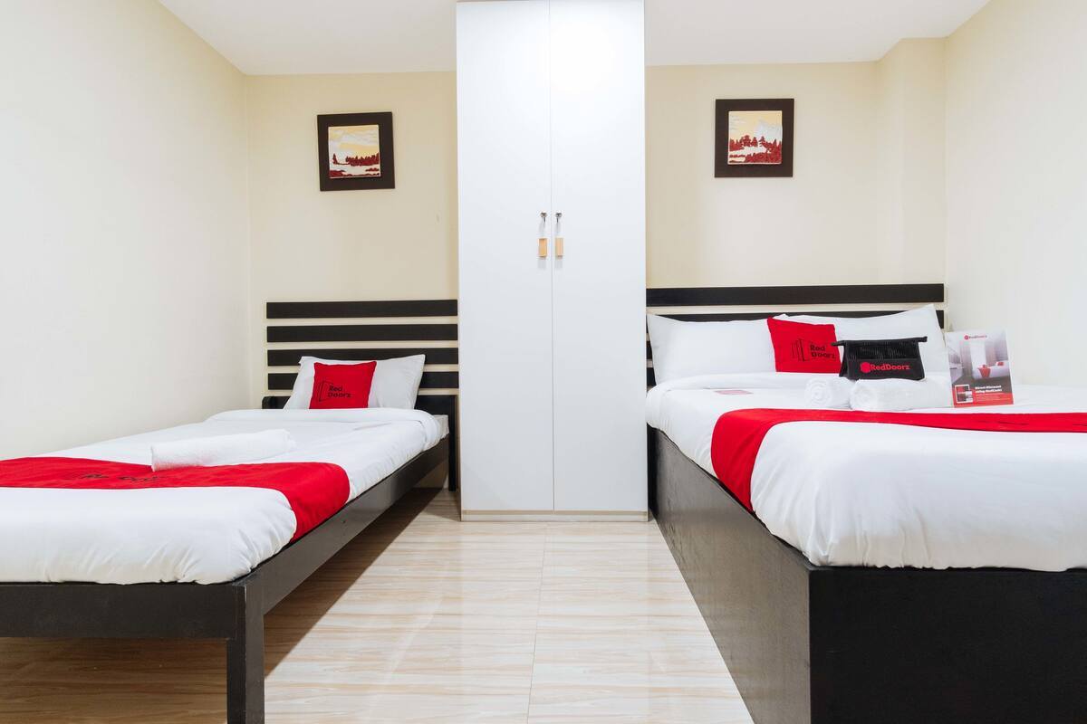 Triple Room | Desk, laptop workspace, free WiFi