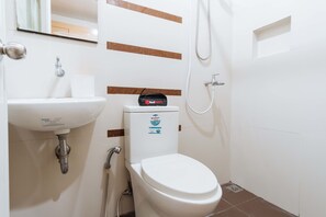 シャワー、バスアメニティ (無料)、タオル