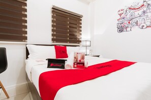 Escritorio, espacio para trabajar con laptop y wifi gratis 