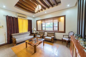 Family Room | Desk, free WiFi - RedDoorz Plus @ Starhomes Olivianville (Tarlac)