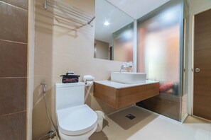 Shower, free toiletries, towels