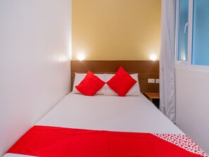 Standard Double Room | Free WiFi, bed sheets - Traveller's Inn Matina Pangi (Davao)