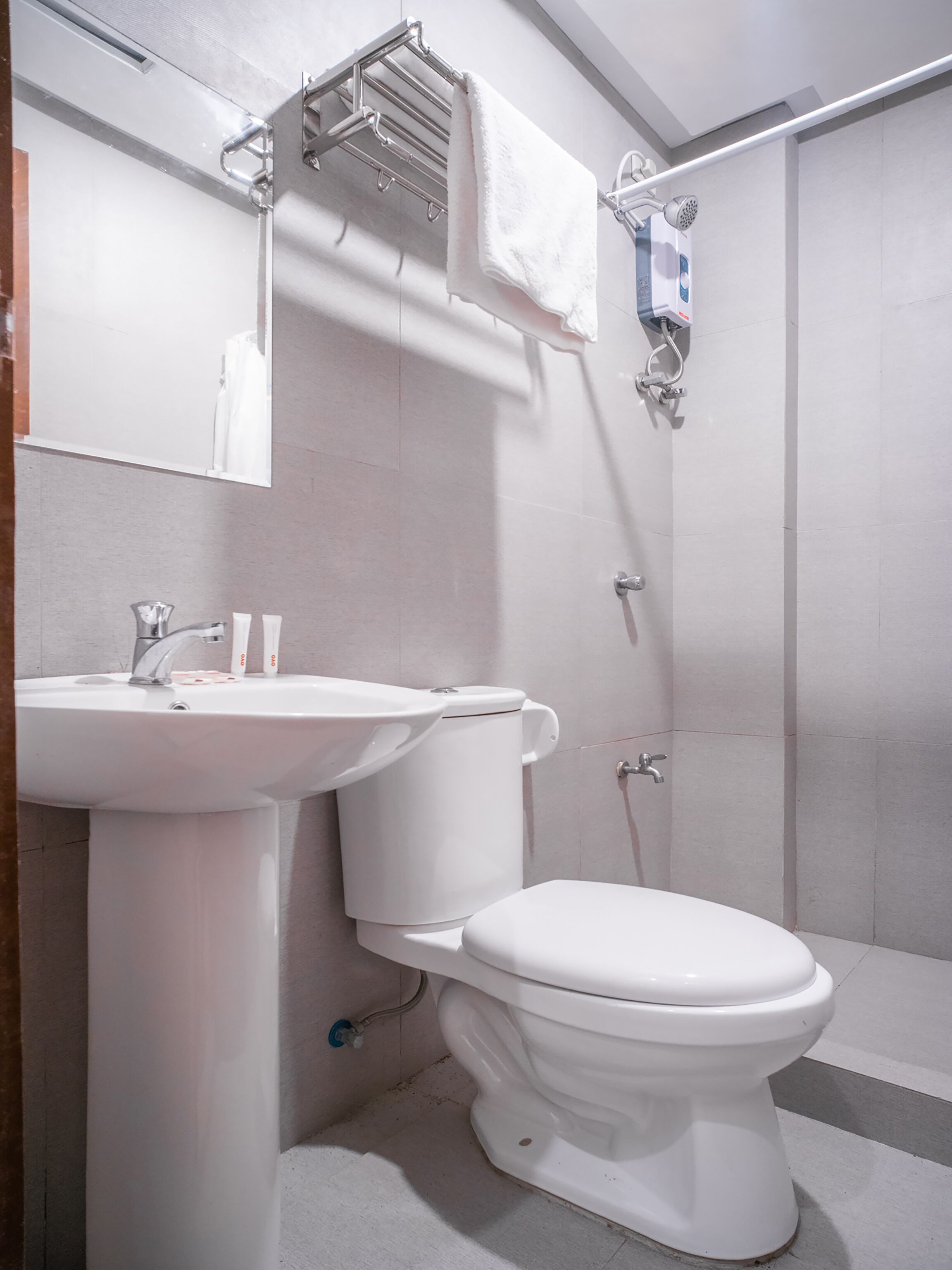 Shower, rainfall showerhead, free toiletries, bidet