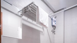 Un baño moderno con lavamanos, inodoro y ducha blancos.