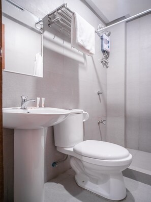 Shower, rainfall showerhead, free toiletries, bidet