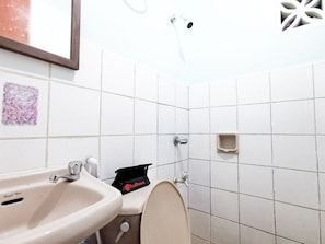 Dusche, kostenlose Toilettenartikel, Handtücher