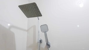 双人房 | 浴室 | 淋浴设施、免费洗浴用品、毛巾