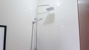 Twin Room | Bathroom | Shower, free toiletries, towels - RedDoorz @ VP Inting Street (Tagbilaran)