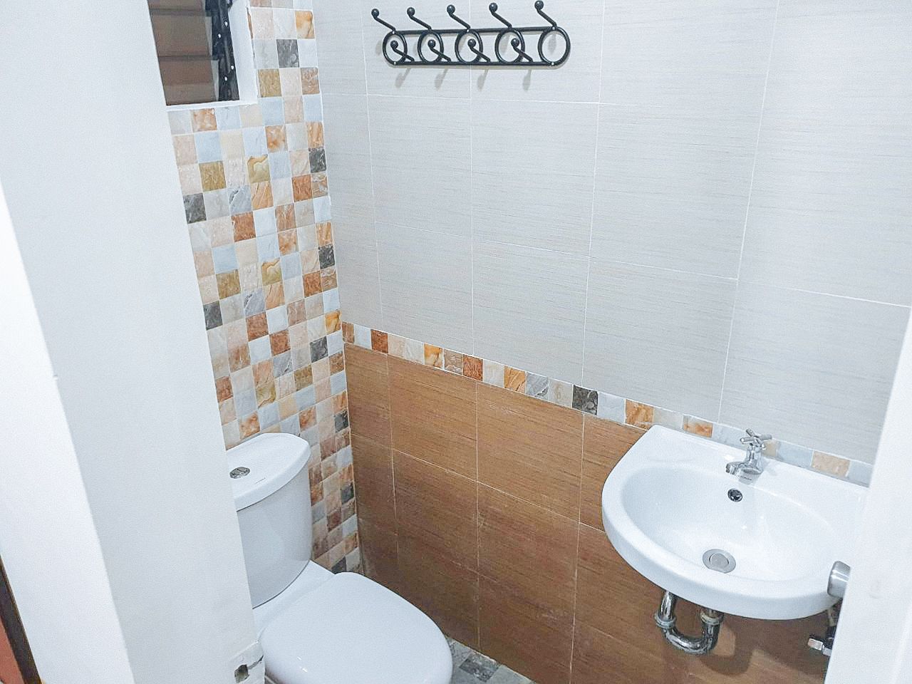 Shower, free toiletries, towels