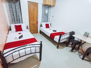 Desk, laptop workspace, free WiFi - RedDoorz near SGM Condotel Villa Beach Iloilo (Iloilo)