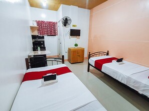 Desk, laptop workspace, free WiFi - RedDoorz near SGM Condotel Villa Beach Iloilo (Iloilo)
