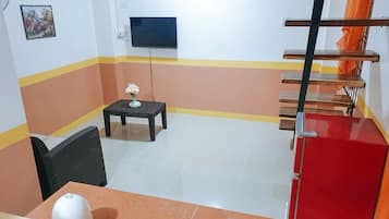 Studio | Desk, laptop workspace, free WiFi