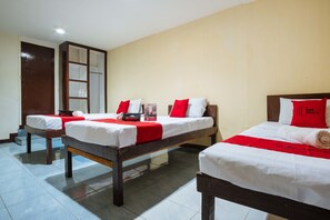 三人房 | 办公桌、免费 WiFi