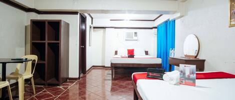 Family Room | Desk, free WiFi