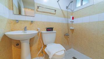 デラックス ルーム | バスルーム | シャワー、バスアメニティ (無料)、タオル