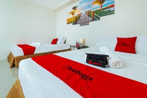 Family Room | Desk, free WiFi - RedDoorz @ Salinas Extension Lahug (Cebu City)