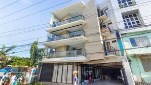A multi-story building with balconies and a covered entrance. - RedDoorz @ Salinas Extension Lahug (Cebu City)