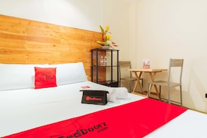 Room | Desk, free WiFi - RedDoorz @ Vicente Street Espana Manila (Manila)