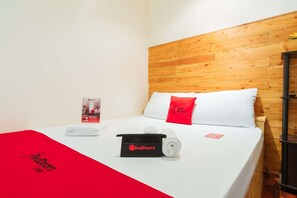 Room | Desk, free WiFi - RedDoorz @ Vicente Street Espana Manila (Manila)