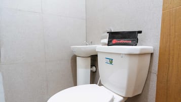 Room | Bathroom | Shower, free toiletries, towels