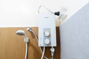 Room | Desk, free WiFi - RedDoorz @ Vicente Street Espana Manila (Manila)