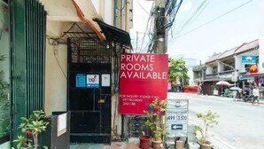 A building with a sign advertising private rooms available for inquiry. - RedDoorz @ Vicente Street Espana Manila (Manila)