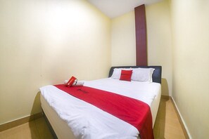 Double Room | Desk, free WiFi - RedDoorz near TVRI Gorontalo (Gorontalo)