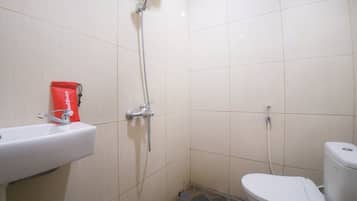Double Room | Bilik Mandi | Pancuran mandi, kelengkapan dandanan diri percuma, tuala disediakan