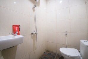 Double Room | Bathroom | Shower, free toiletries, towels - RedDoorz near TVRI Gorontalo (Gorontalo)