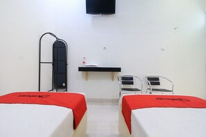 Twin Room - RedDoorz near Klaten Train Station (Klaten)