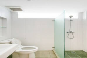 Shower, perlengkapan mandi gratis,  dan handuk