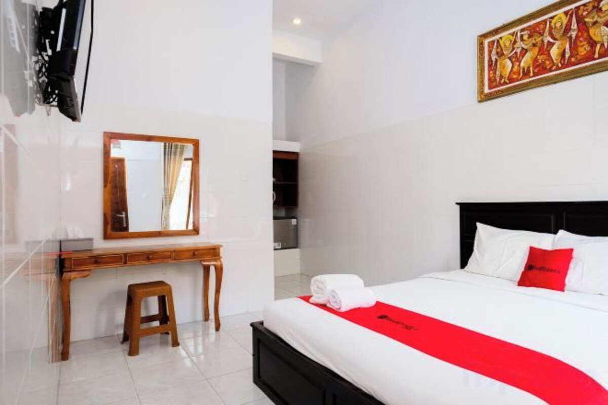 Desk, WiFi (free), bed sheets