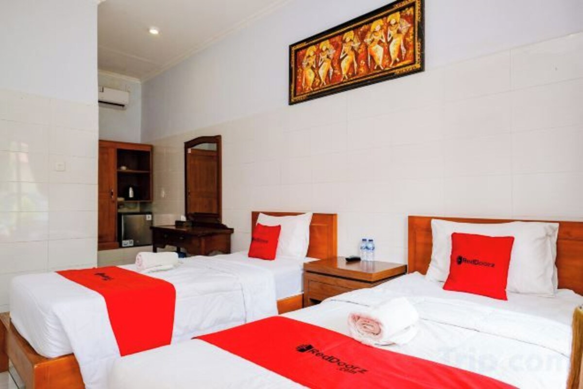 Desk, WiFi (free), bed sheets