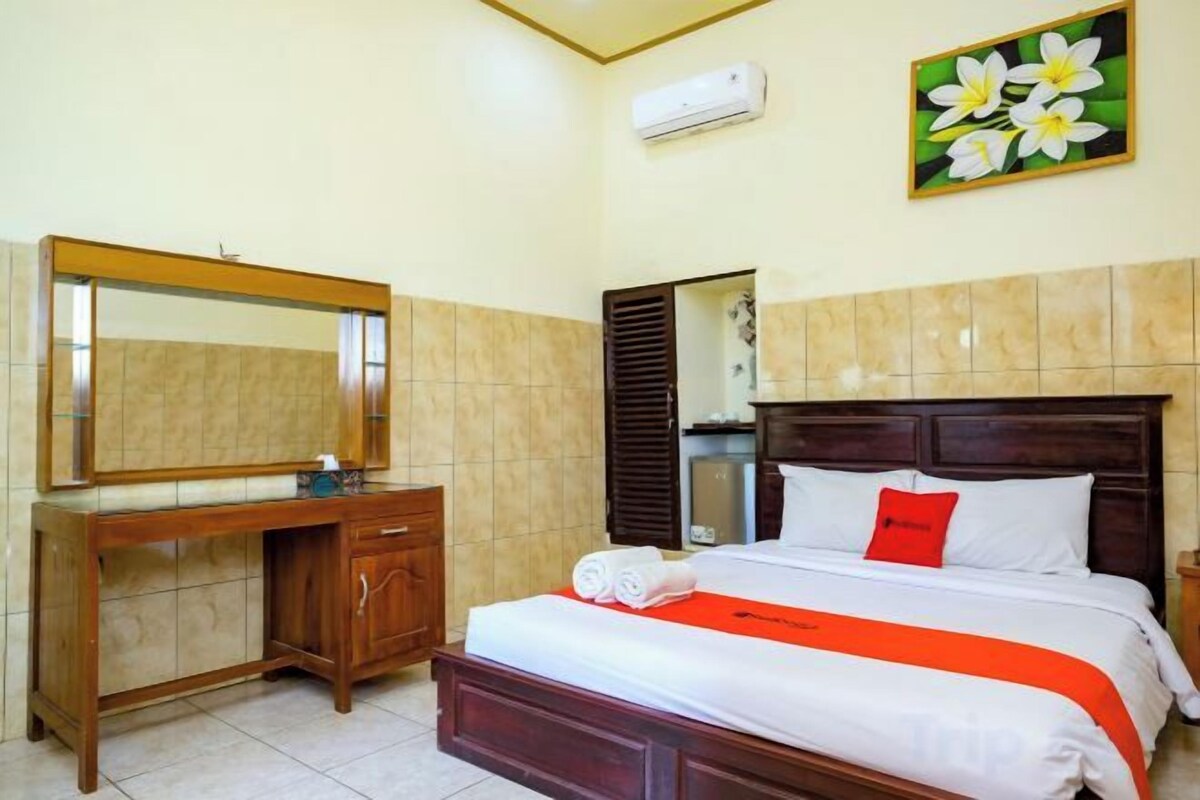 Desk, WiFi (free), bed sheets