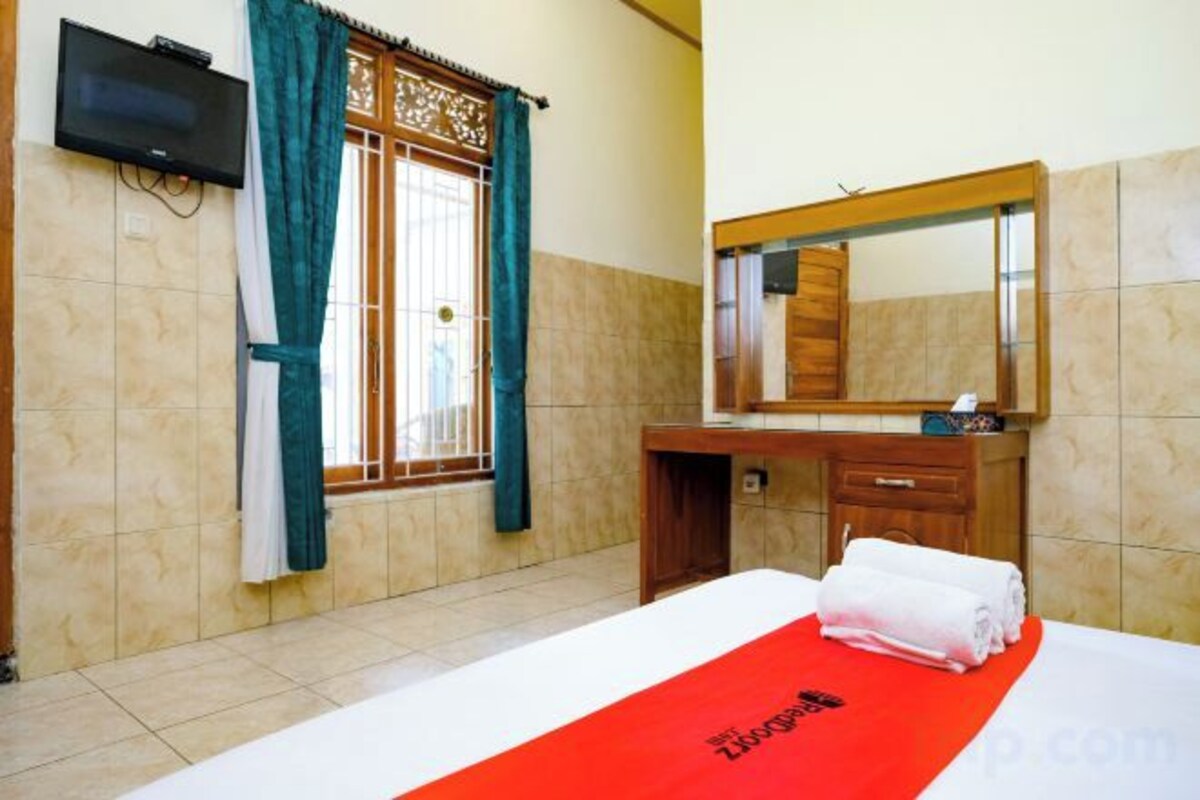 Desk, WiFi (free), bed sheets