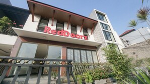 Un edificio con un letrero que dice "RedDoorz".
