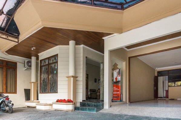 Property entrance - RedDoorz @ Soekarno Hatta Indah (Malang)
