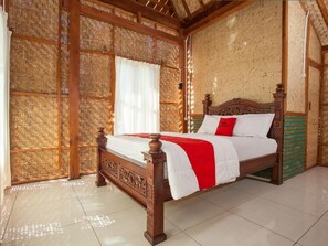 Family Room | Desk, free WiFi - RedDoorz near Banyuwangi Kota Train Station (Banyuwangi)