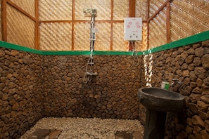 Familienzimmer | Dusche im Bad