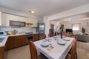 In-room dining - Villa Maria (Proložac)