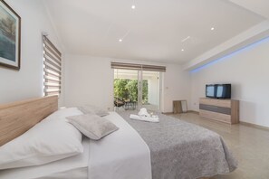 5 bedrooms, desk, iron/ironing board, free WiFi