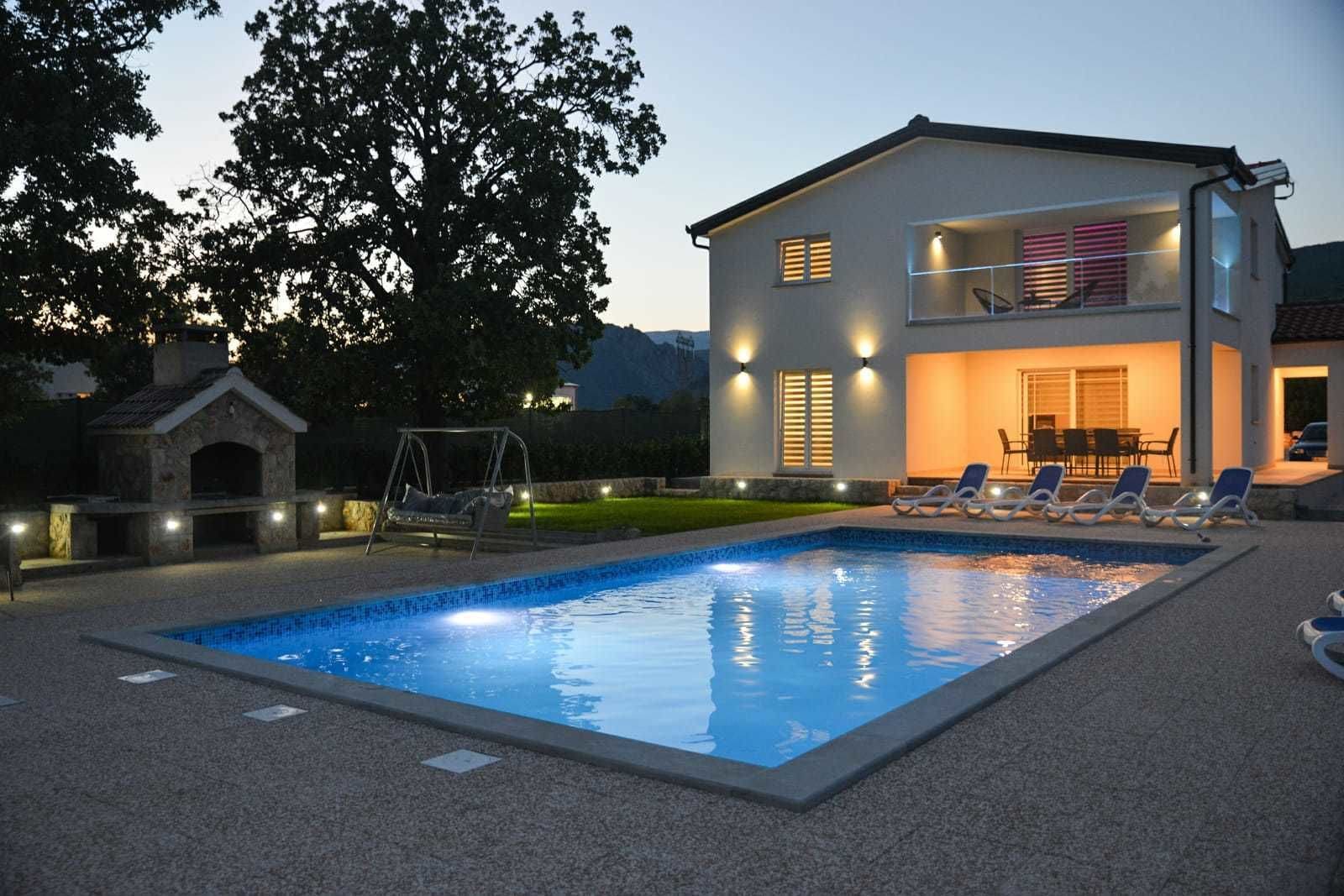 Een seizoensgebonden buitenzwembad