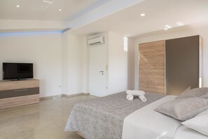 5 bedrooms, desk, iron/ironing board, free WiFi - Villa Maria (Proložac)