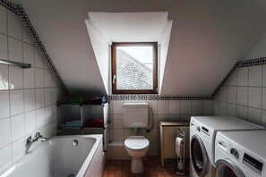 Apartment (Casa Calmont) | Bathroom | Free toiletries, hair dryer, towels, soap