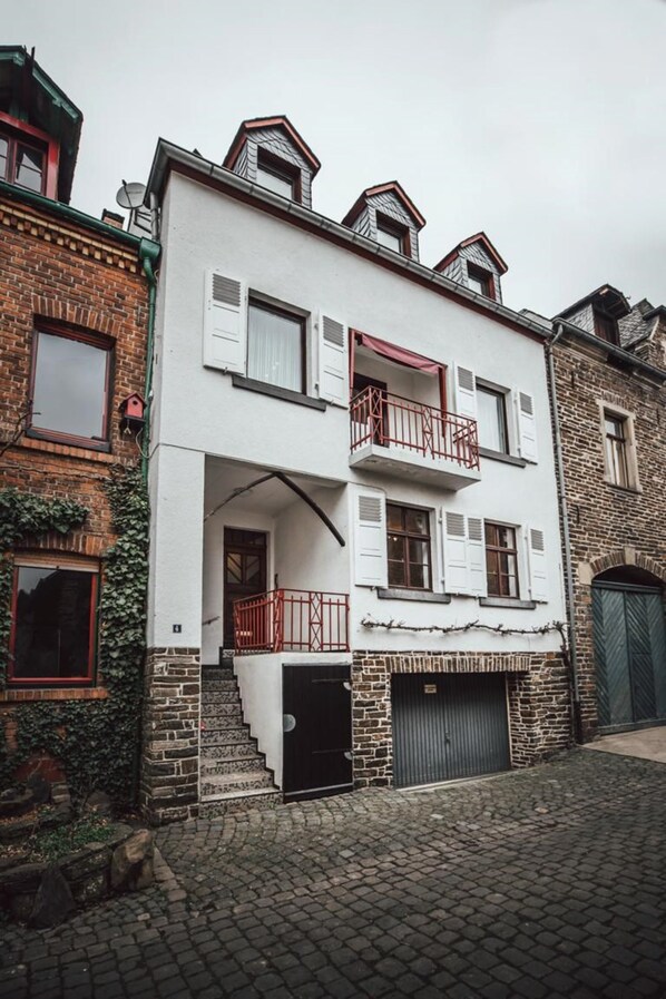 Front of property - Casa Calmont (Ediger-Eller)