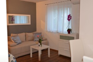 Studio | Living area | 82-cm Smart TV with satellite channels, TV - Apartments Grzinic (Rovinj)