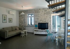 Villa, varias habitaciones, piscina privada | Zona de estar | Una televisión de pantalla plana